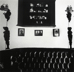 108261 Interieur van een huis aan de Orionstraat te Utrecht: woonkamer met bank, wandvitrine, beeldjes en enkele ...